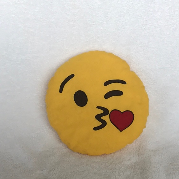 Kissy face emoji pillow - Picture 1 of 1